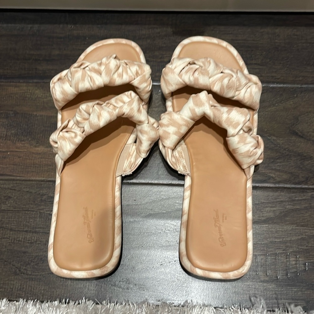 Never worn Universal thread twisted fabrics sandals